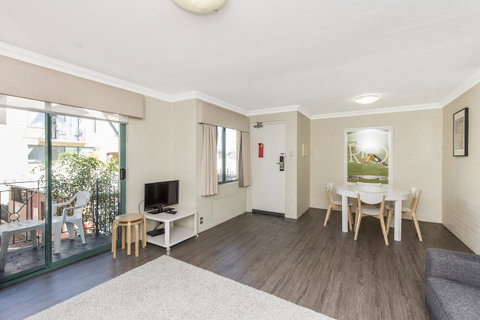 Subiaco Village 30 - Accommodation Main Beach 8