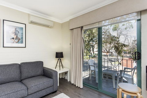 Subiaco Village 30 - Accommodation Main Beach 6