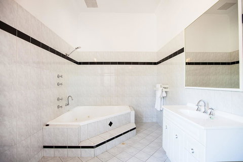 Captain Stirling Hotel - Accommodation Main Beach 26