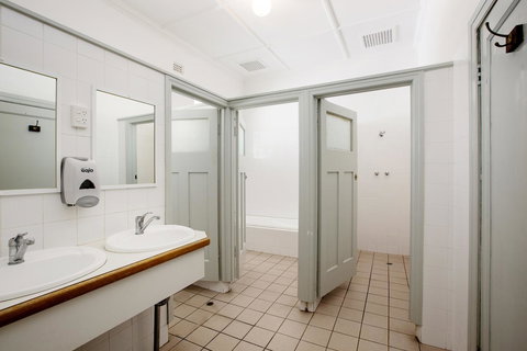 Captain Stirling Hotel - Accommodation Main Beach 10