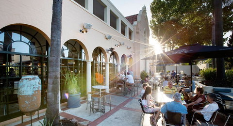 Captain Stirling Hotel - Accommodation Main Beach 19