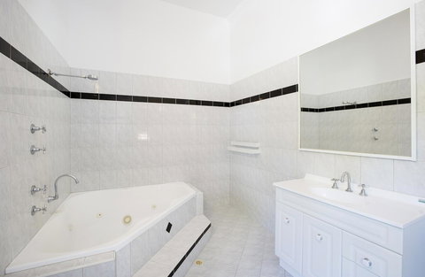 Captain Stirling Hotel - Accommodation Main Beach 9