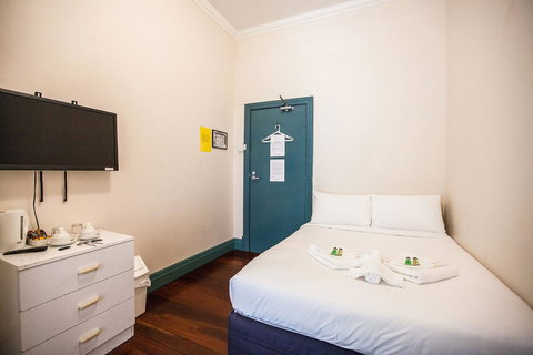 Captain Stirling Hotel - Accommodation Main Beach 33