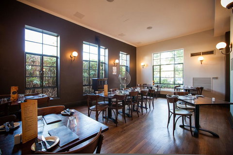 Captain Stirling Hotel - Accommodation Main Beach 41