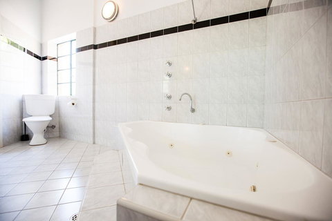 Captain Stirling Hotel - Accommodation Main Beach 27