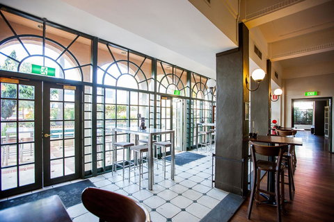 Captain Stirling Hotel - Accommodation Main Beach 39