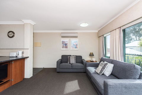 Subiaco Village 20 - Accommodation Main Beach 4
