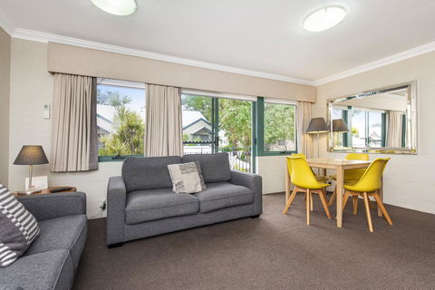 Subiaco Village 20 - Accommodation Main Beach 2
