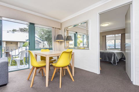 Subiaco Village 20 - Accommodation Main Beach 3