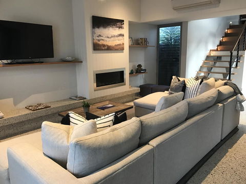 The Urban Beach House - Accommodation Main Beach 5