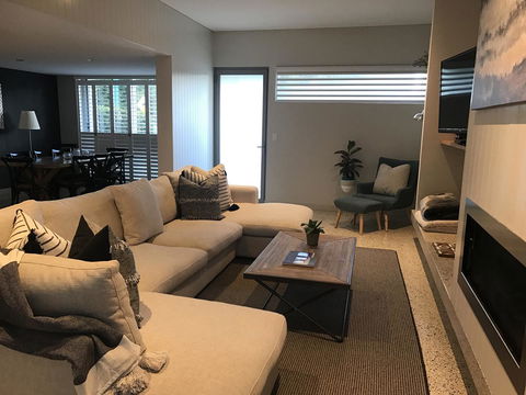 The Urban Beach House - Accommodation Main Beach 3