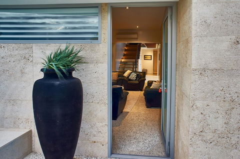The Urban Beach House - Accommodation Main Beach 6
