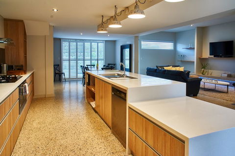 The Urban Beach House - Accommodation Main Beach 8