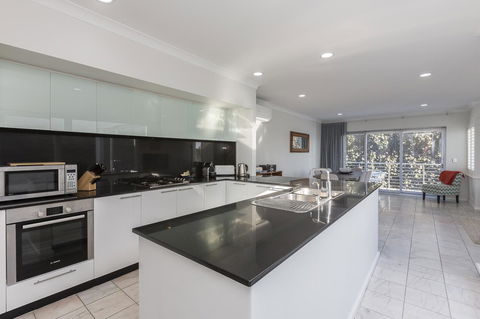 Cottesloe Beach House II - Accommodation Main Beach 2