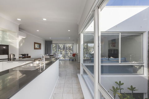 Cottesloe Beach House II - Accommodation Main Beach 3
