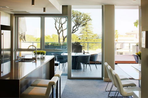 Claremont Quarter Luxury Apartment - Accommodation Main Beach 0