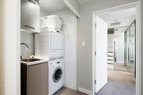 Claremont Quarter Luxury Apartment - Accommodation Main Beach 13