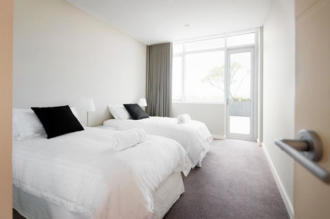 Claremont Quarter Luxury Apartment - Accommodation Main Beach 4