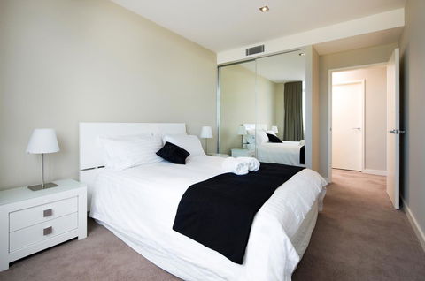Claremont Quarter Luxury Apartment - Accommodation Main Beach 6