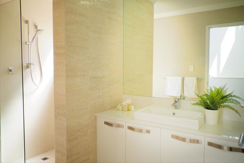 Cottesloe Artist's Beach Retreat - Accommodation Main Beach 25