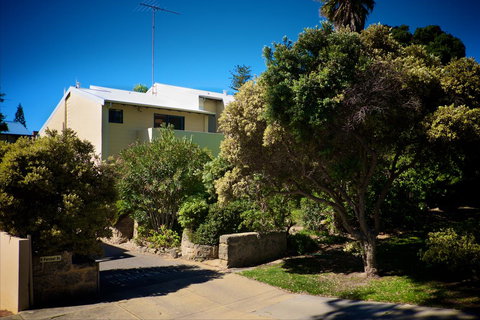 Cottesloe Artist's Beach Retreat - Accommodation Main Beach 4