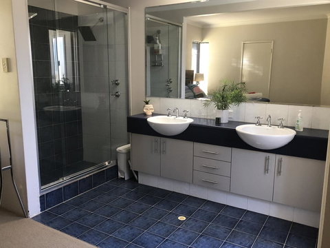 BeachHideaway@Scarborough - Accommodation Main Beach 6