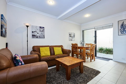 Fremantle Townhouse U/5 - Accommodation Main Beach 3
