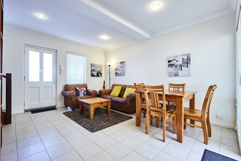 Fremantle Townhouse U/5 - Accommodation Main Beach 4