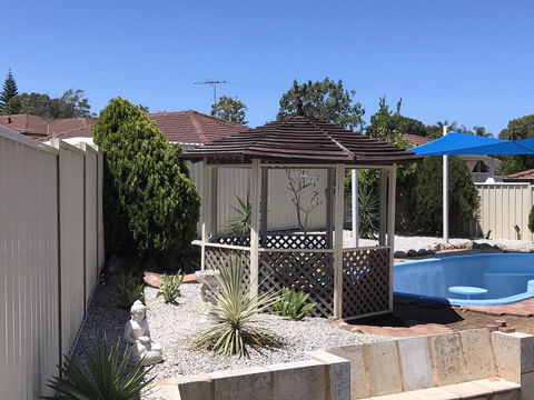 Blue Lake Family Retreat - Accommodation Main Beach 5