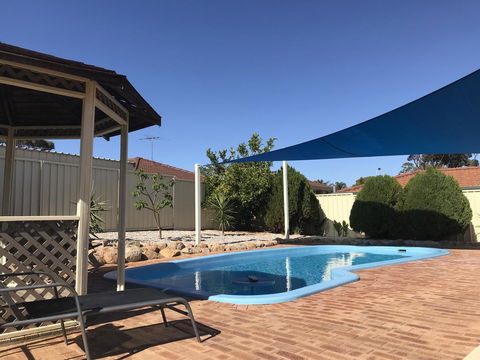 Blue Lake Family Retreat - Accommodation Main Beach 4