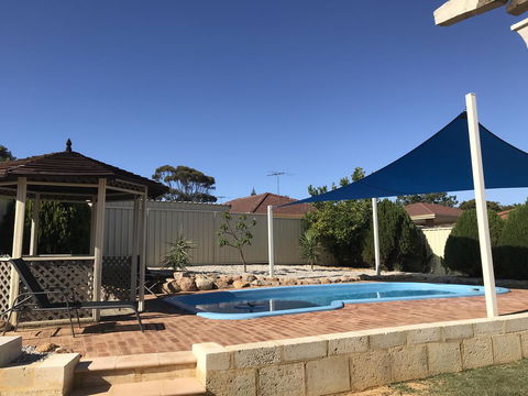 Blue Lake Family Retreat - Accommodation Main Beach 3