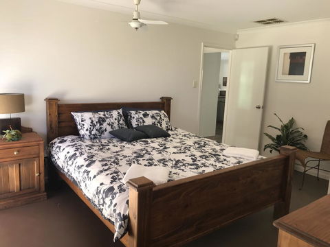 Blue Lake Family Retreat - Accommodation Main Beach 6
