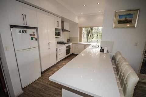 Fern Creek - Accommodation Main Beach 5
