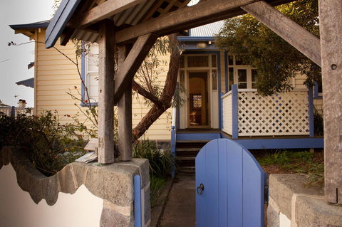 Lotti's House - Accommodation Main Beach 1
