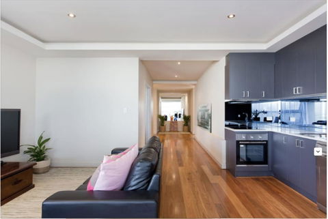 Adele's Luxury South Beach Apartment With King Bed - Accommodation Main Beach 12