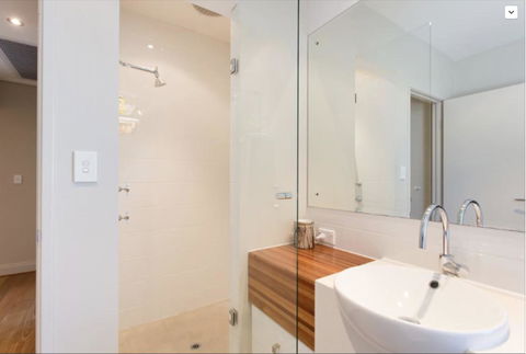 Adele's Luxury South Beach Apartment With King Bed - Accommodation Main Beach 16