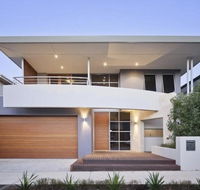 Adele's luxury South Beach apartment with King bed - Accommodation Main Beach