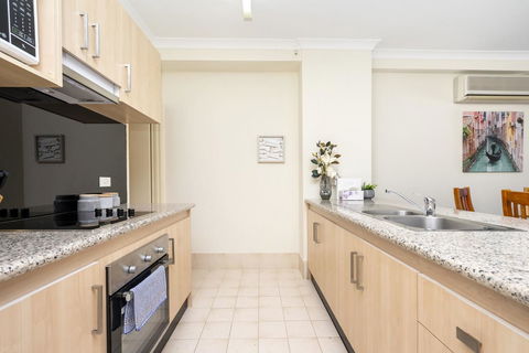 Oversized Eastend Sleeps 6 Free PARKING+POOL WIFI - Accommodation Main Beach 3