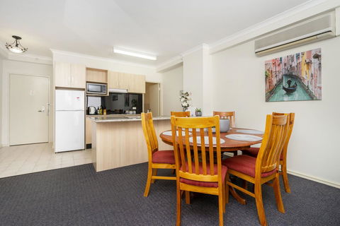 Oversized Eastend Sleeps 6 Free PARKING+POOL WIFI - Accommodation Main Beach 9