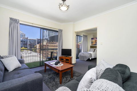 Oversized Eastend Sleeps 6 Free PARKING+POOL WIFI - Accommodation Main Beach 0