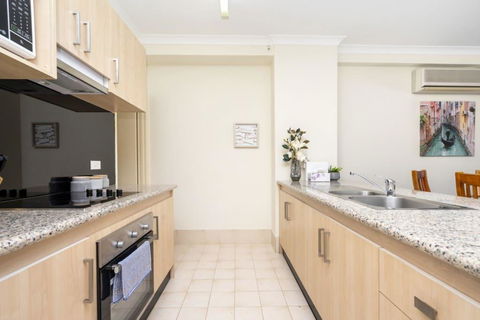 Oversized Eastend Sleeps 6 Free PARKING+POOL WIFI - Accommodation Main Beach 35