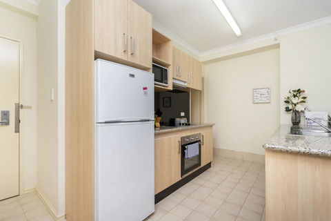 Oversized Eastend Sleeps 6 Free PARKING+POOL WIFI - Accommodation Main Beach 17