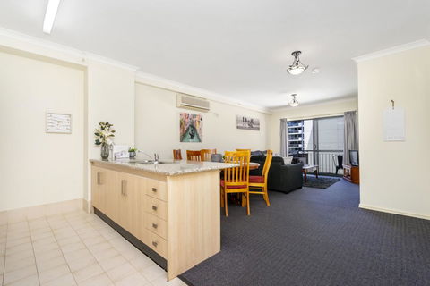 Oversized Eastend Sleeps 6 Free PARKING+POOL WIFI - Accommodation Main Beach 2