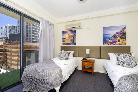 Oversized Eastend Sleeps 6 Free PARKING+POOL WIFI - Accommodation Main Beach 1