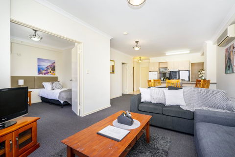Oversized Eastend Sleeps 6 Free PARKING+POOL WIFI - Accommodation Main Beach 8