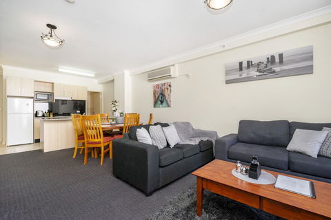 Oversized Eastend Sleeps 6 Free PARKING+POOL WIFI - Accommodation Main Beach 7