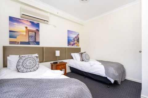 Oversized Eastend Sleeps 6 Free PARKING+POOL WIFI - Accommodation Main Beach 28