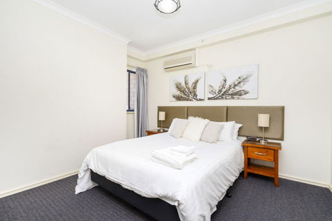 Oversized Eastend Sleeps 6 Free PARKING+POOL WIFI - Accommodation Main Beach 11