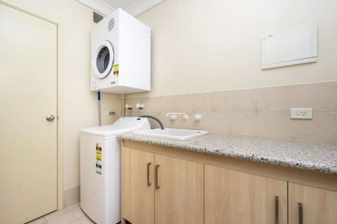 Oversized Eastend Sleeps 6 Free PARKING+POOL WIFI - Accommodation Main Beach 40