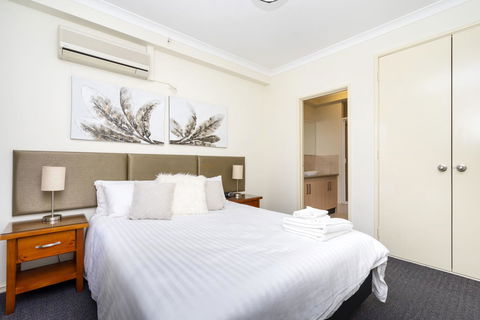 Oversized Eastend Sleeps 6 Free PARKING+POOL WIFI - Accommodation Main Beach 18